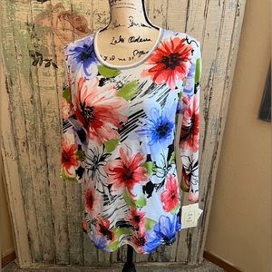 NWT Jess & Jane 3/4 Sleeve Tee Size Medium. Pattern is Sharon